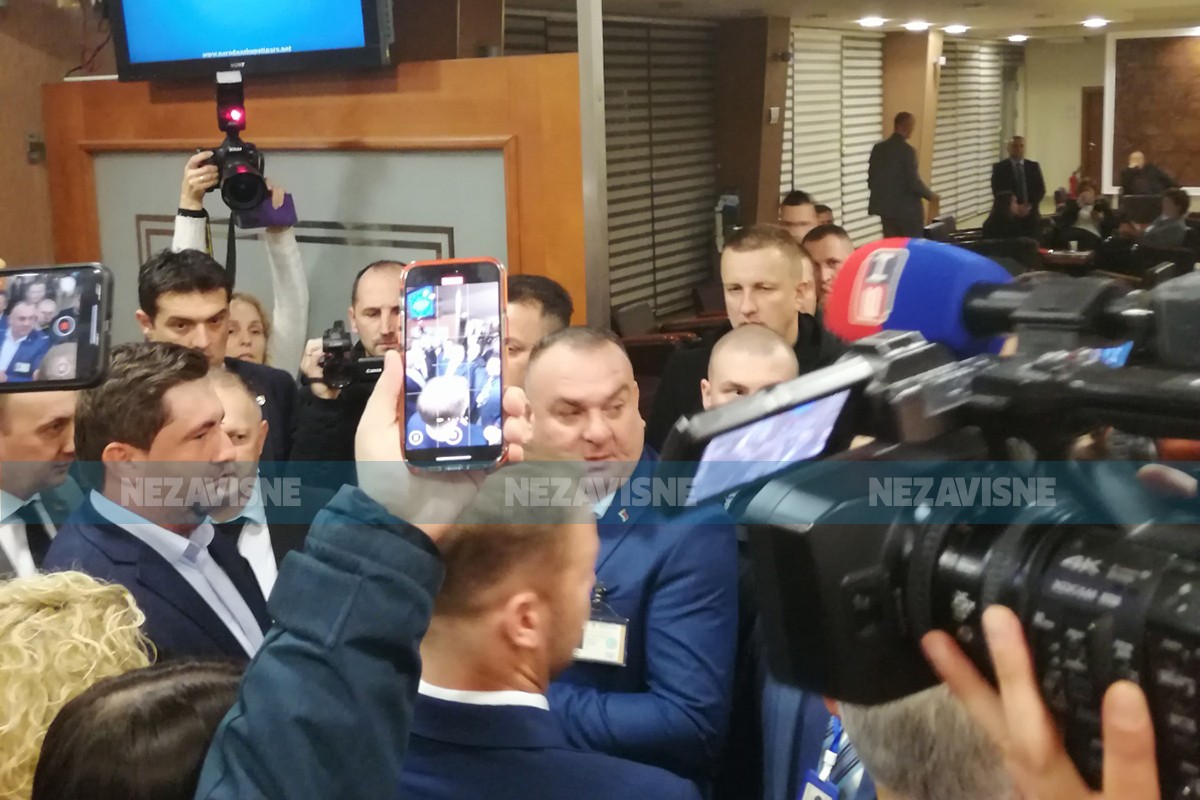 Gužva u NSRS: Stanivukoviću i Petroviću nije dozvoljen ulazak u salu (FOTO)