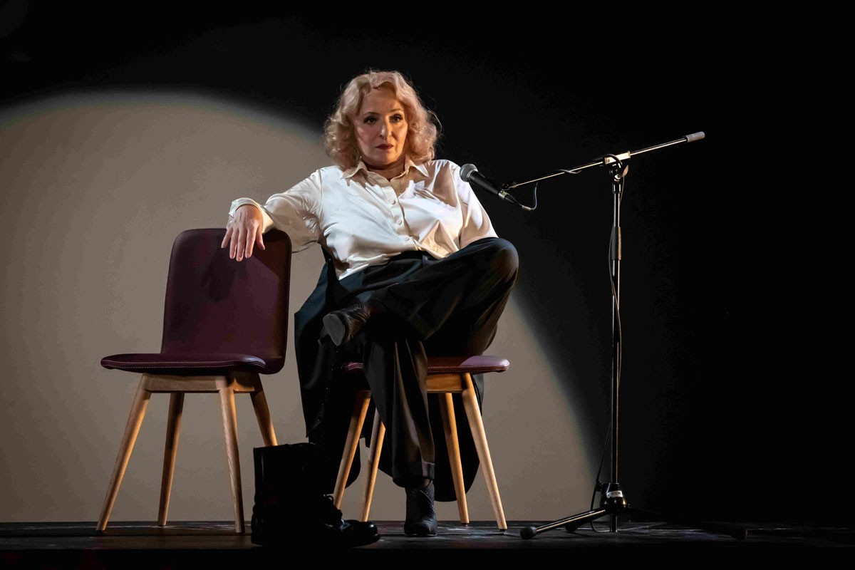 Mirjana Karanović u ulozi Marlen Ditrih na sceni Narodnog pozorišta Sarajevo