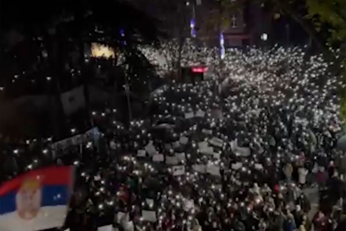 Brojni studenti i građani ispred RTS-a: "Ne lažite mi dedu" (VIDEO)