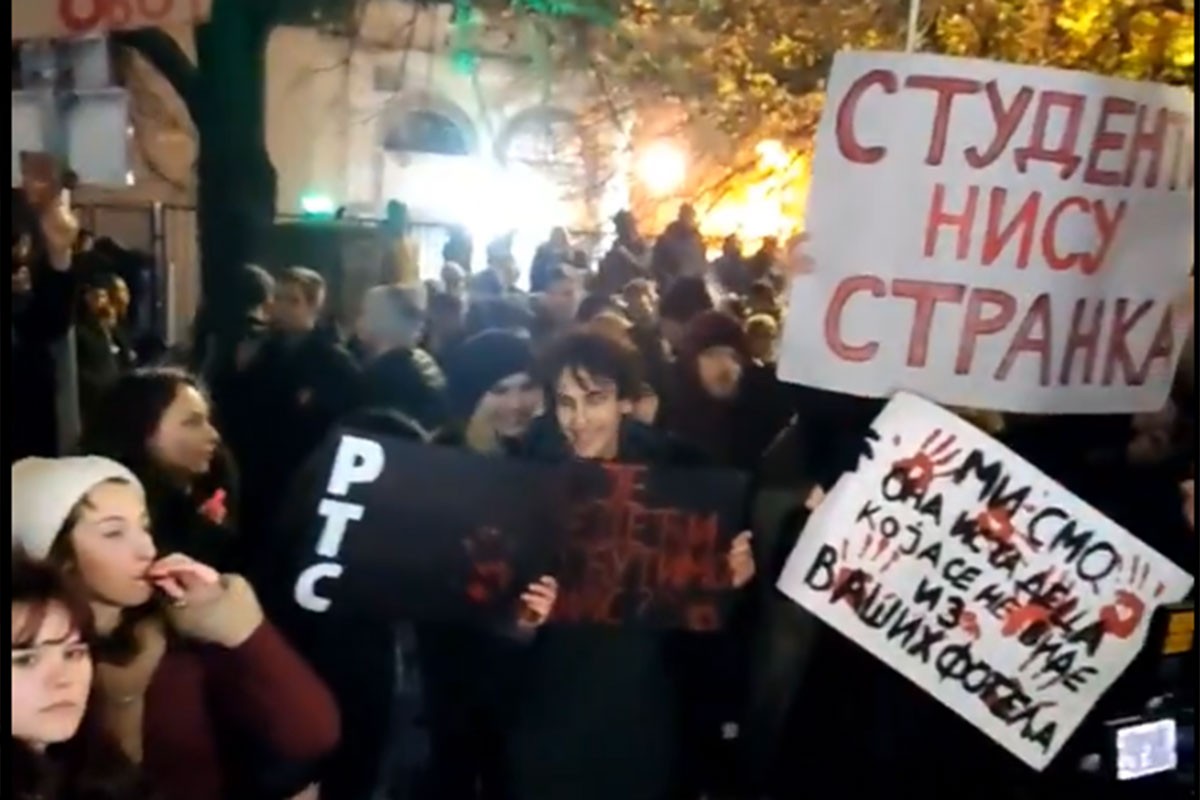 Studenti ispred zgrade RTS-a: Došli smo da vratimo sav novac koji smo dobili (VIDEO)