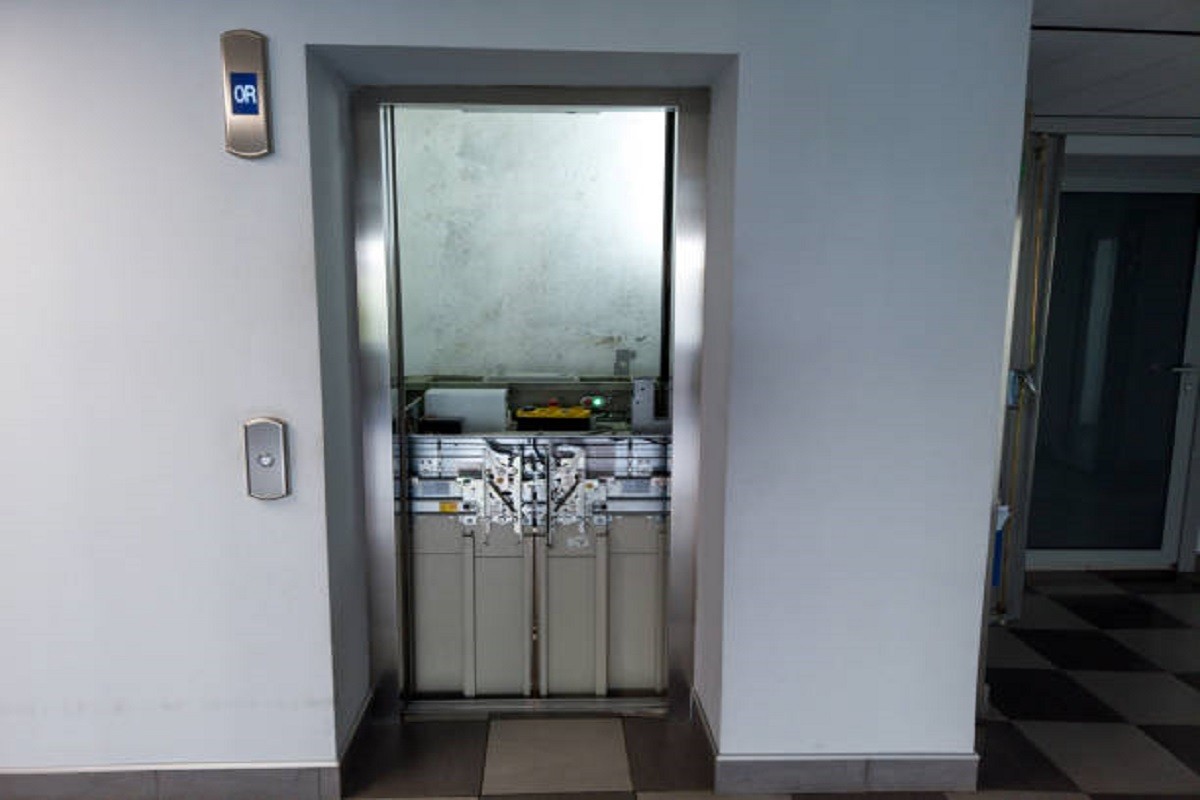 Mladić propao kroz otvor za lift