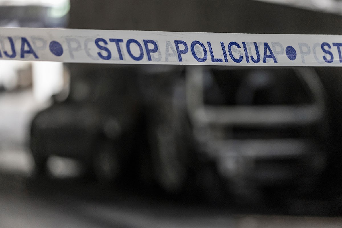 Zapaljeno policijsko vozilo ispred policijske stanice