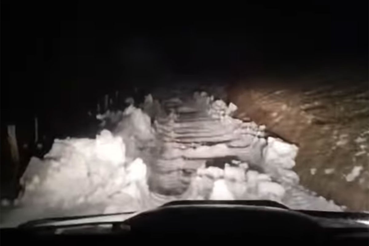 Porodila se u kući u zavejanom selu: Intervenisali spasioci i medicinski tim (VIDEO)