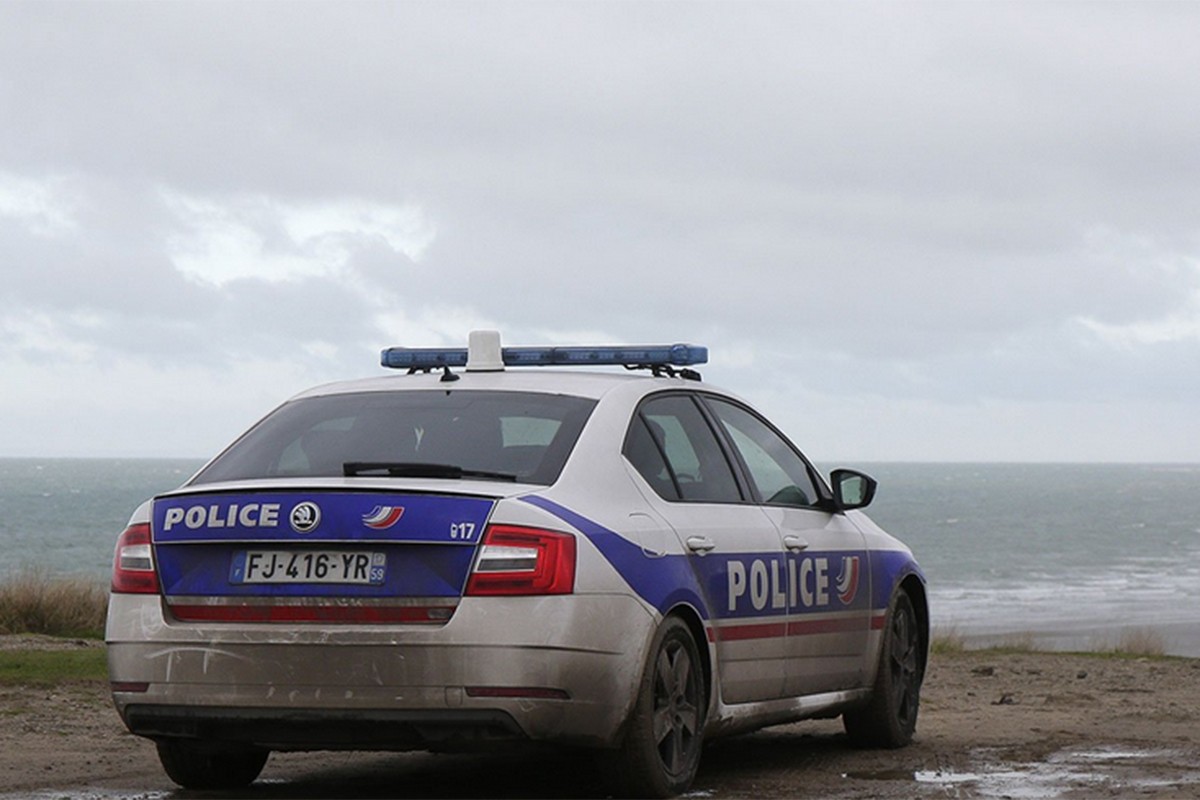 U Francuskoj ubijena dva agenta i dva migranta