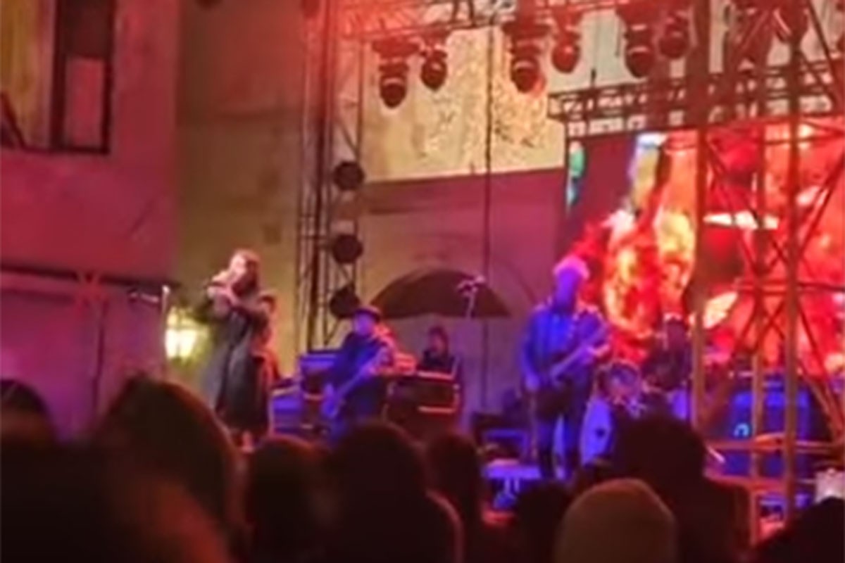 Pjevač "Parnog valjka" pao s bine i završio u bolnici (VIDEO)