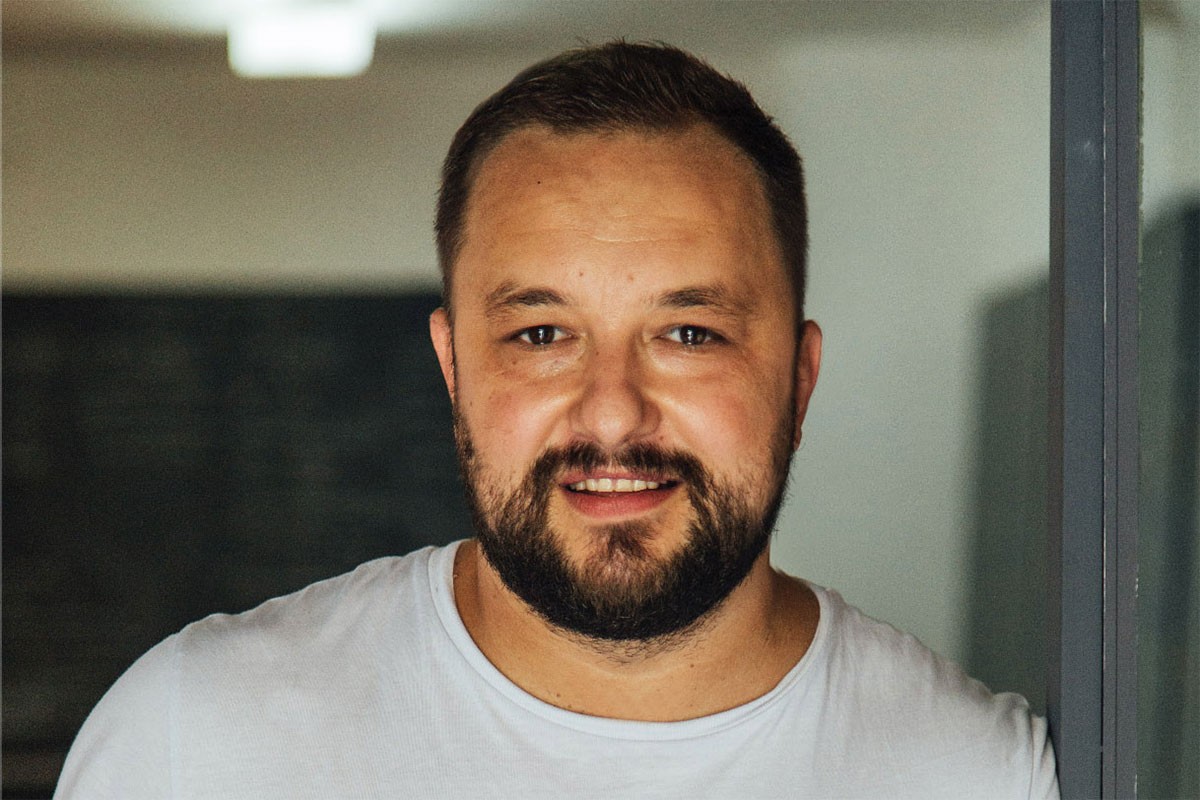 Miljanović za "Nezavisne": Umjetnik na Zapadu previše radi, a na Istoku previše misli