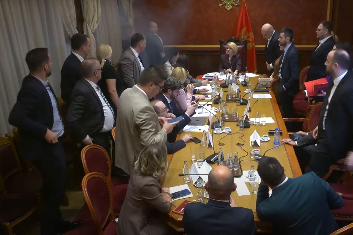 Drama u Skupštini, aktivirana dimna bomba na sjednici (VIDEO)