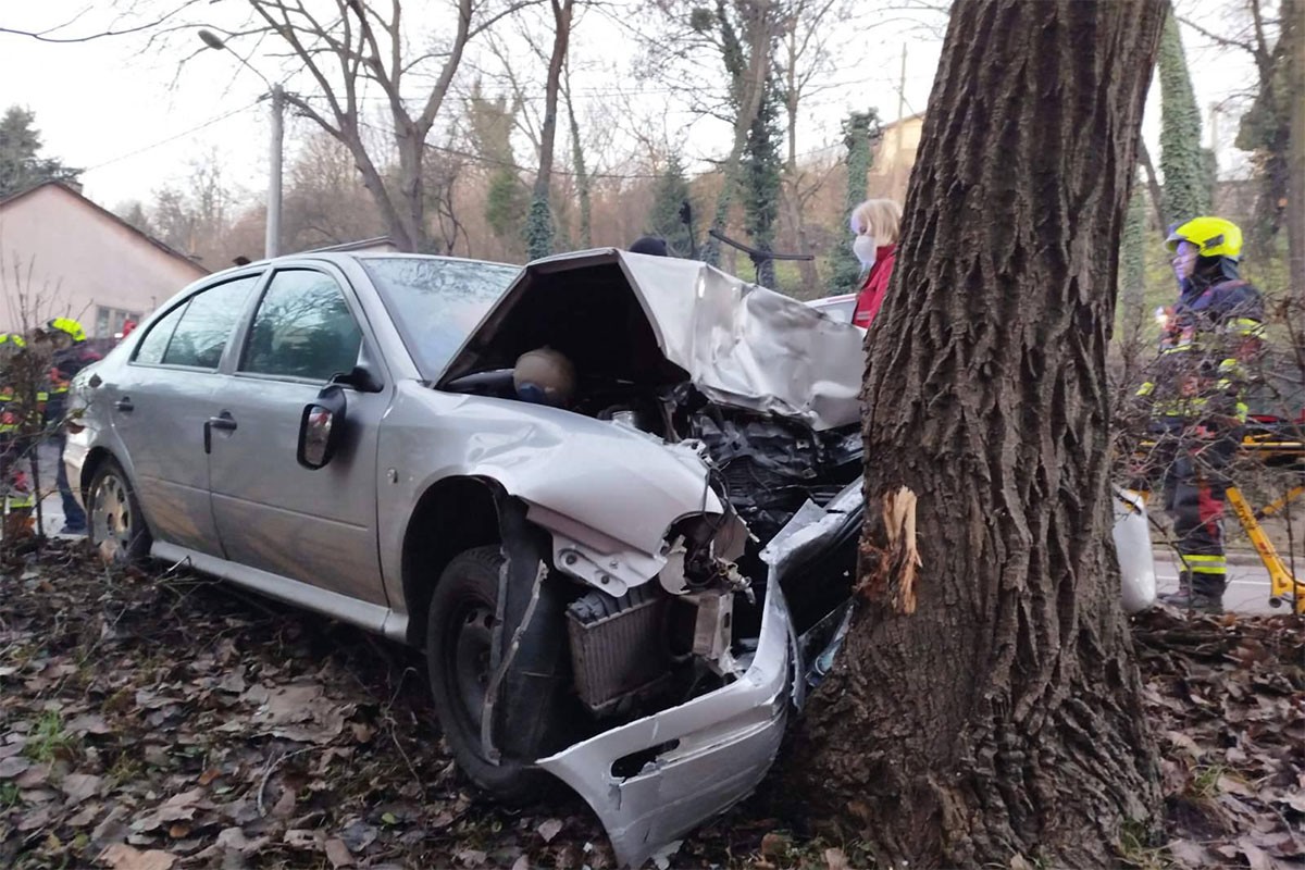 Težak udes u Banjaluci, škodom udario u drvo (FOTO)