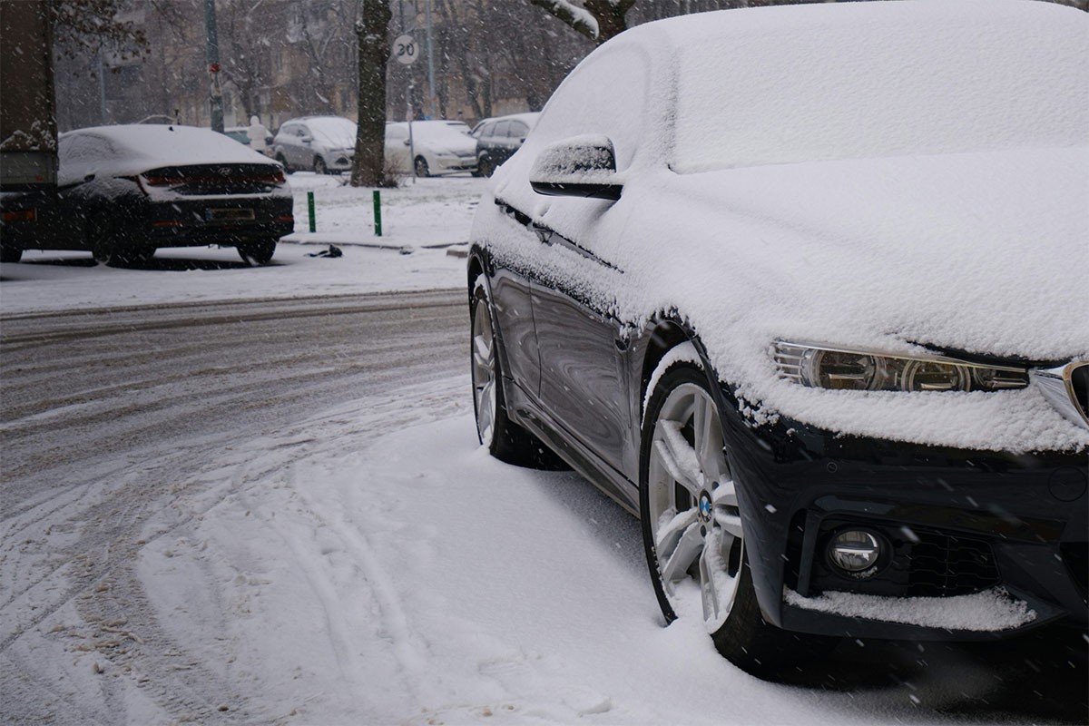 Kazna do 130 evra ako zagrijavate auto na parkingu
