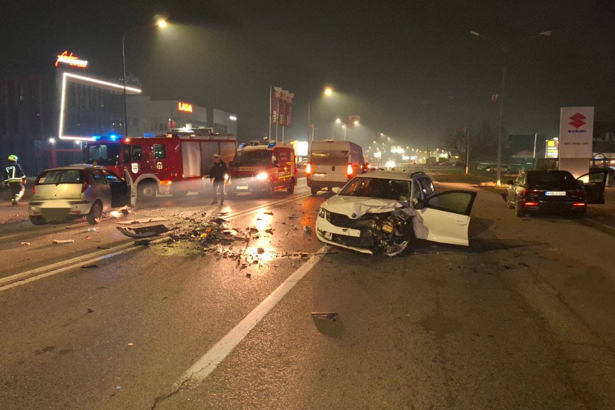 Težak udes u Banjaluci: Jedna osoba povrijeđena, učestvovala tri auta (FOTO)