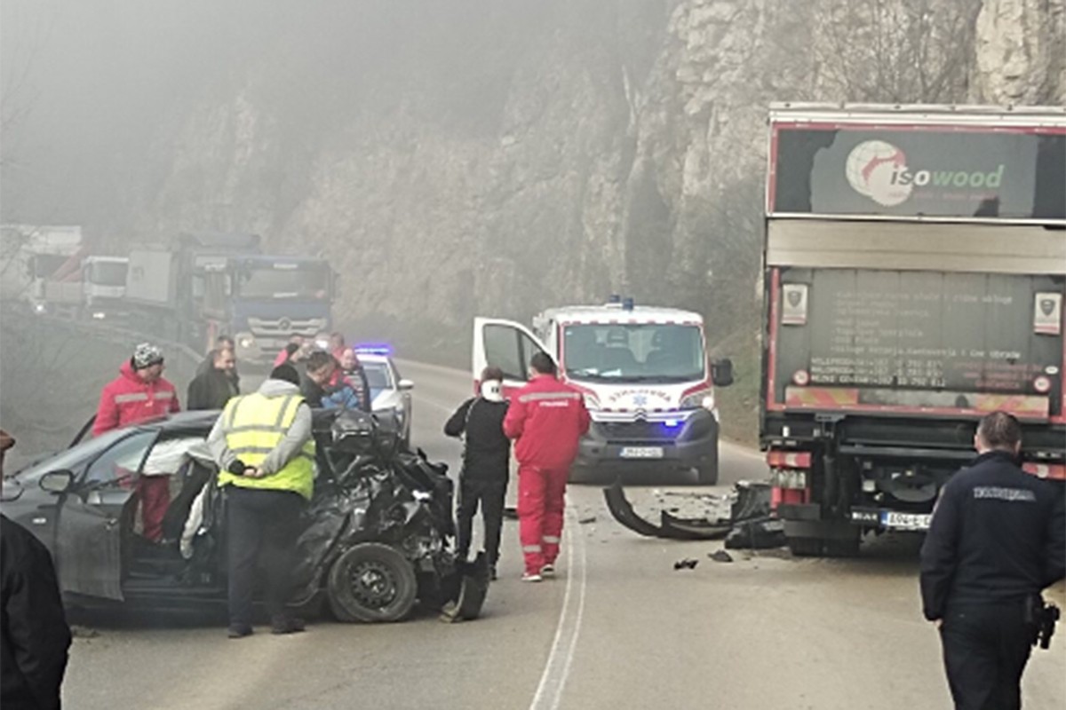 Sudarili se kamion i automobil kod Doboja