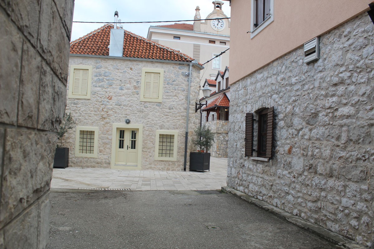 Završna faza popločavanja Starog grada u Trebinju