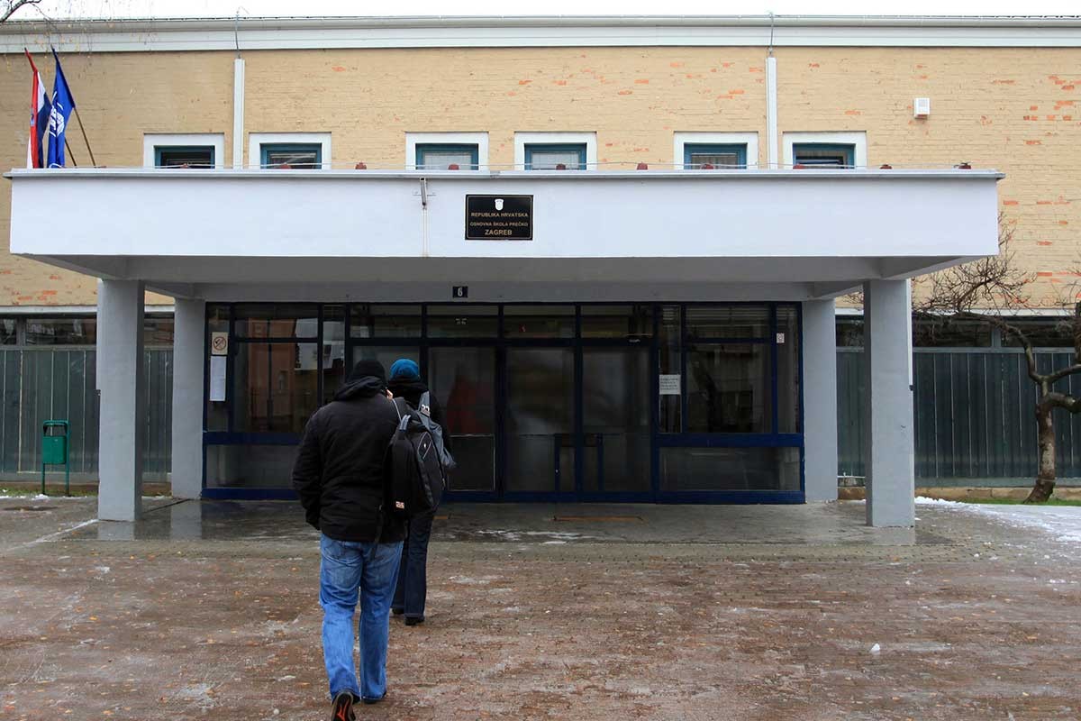 Napadač (19) bio u crnom: Tukao u hodniku dječaka, a onda ušao u razred