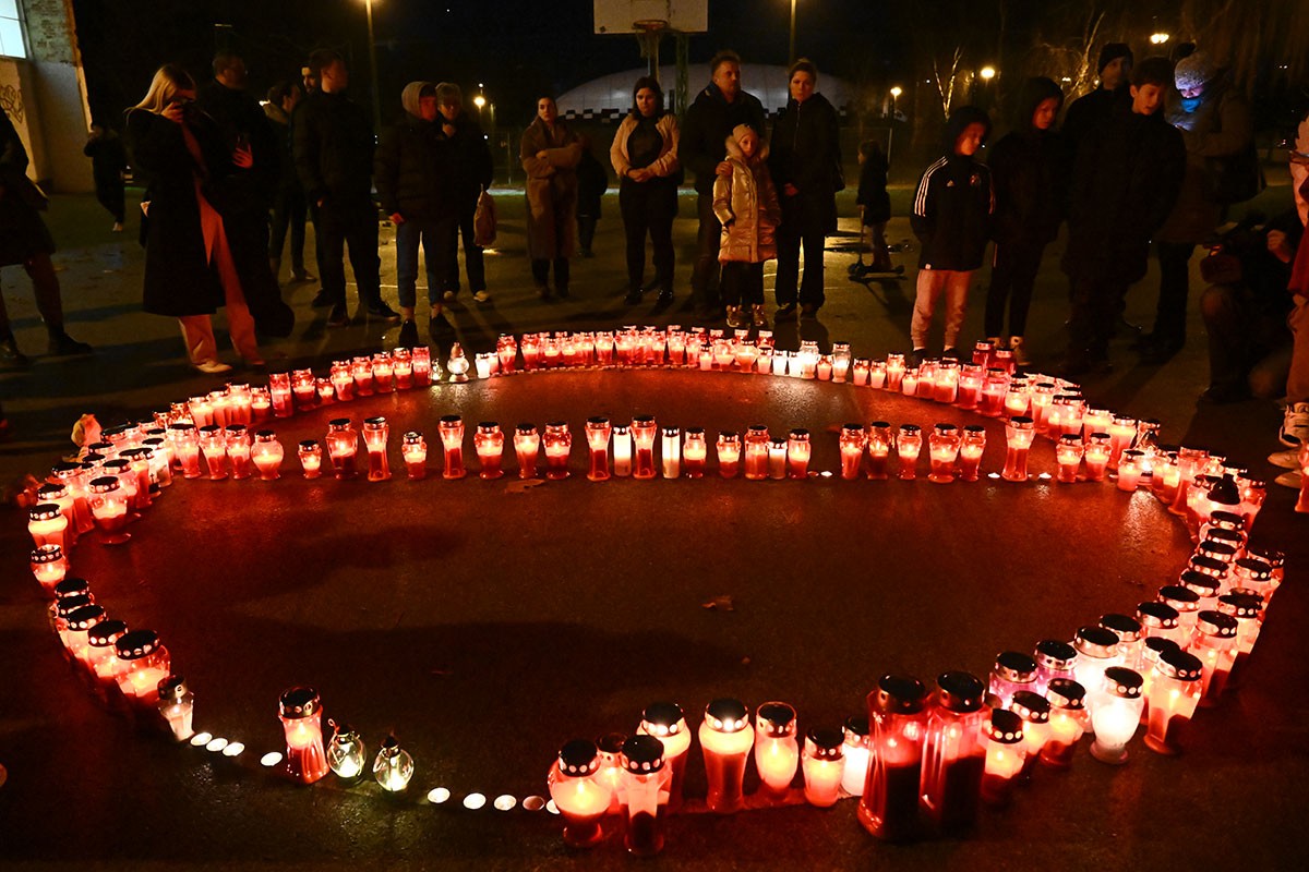 Dirljive scene u Zagrebu: Građani se okupljaju i pale svijeće kod škole (FOTO)