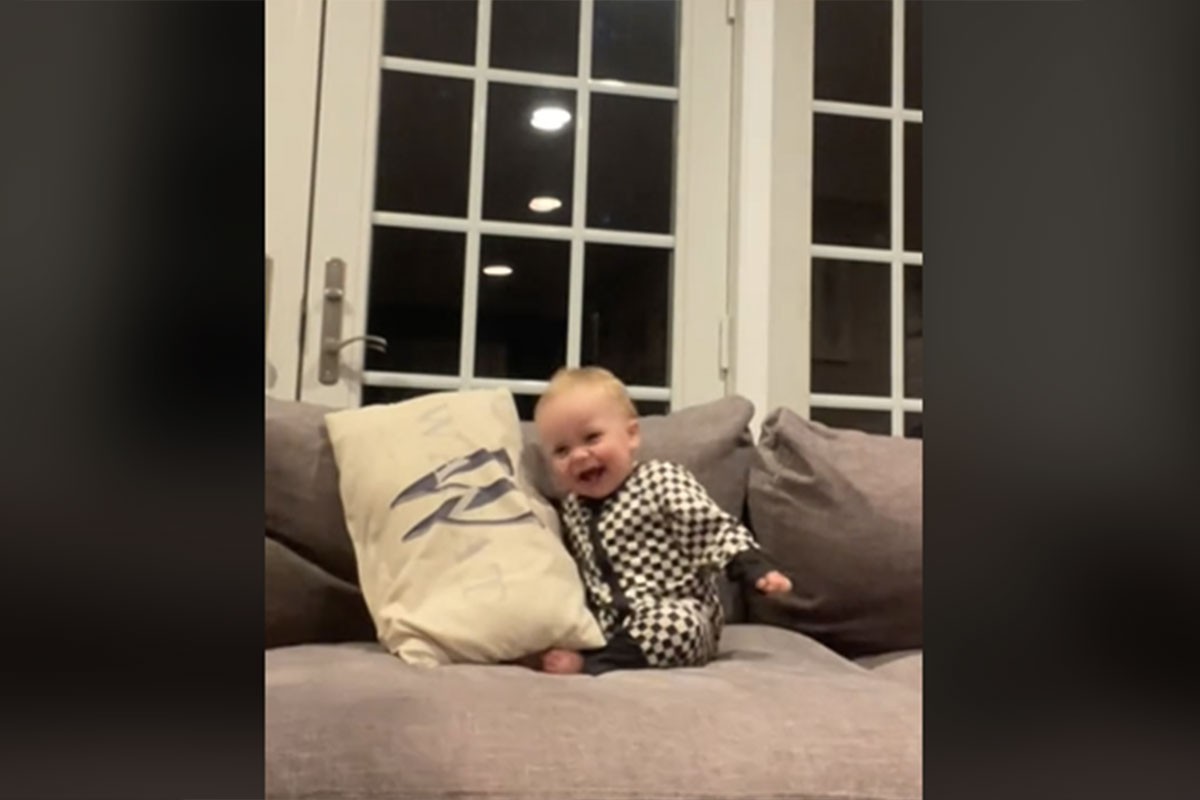 Zarazan smijeh ovog dječaka oduševio milione (VIDEO)