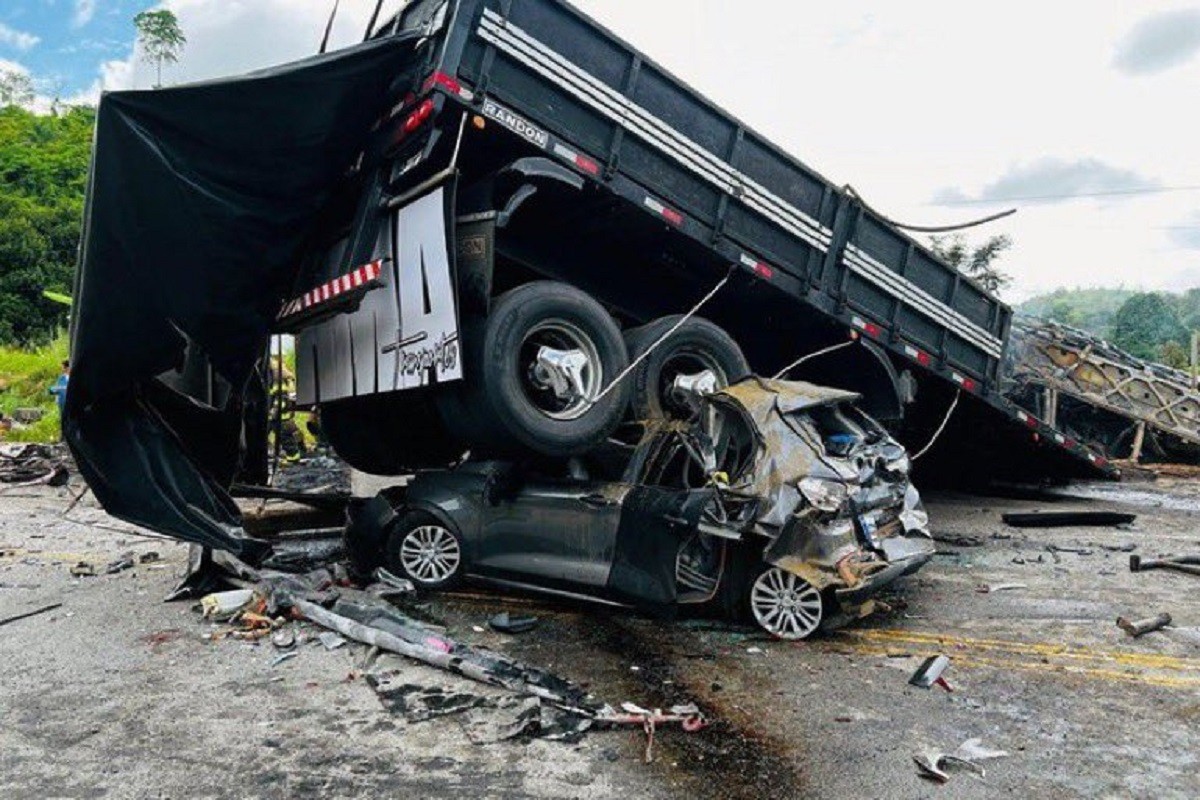 Autobus se sudario se s kamionom: Najmanje 22 osobe poginule (FOTO/VIDEO)