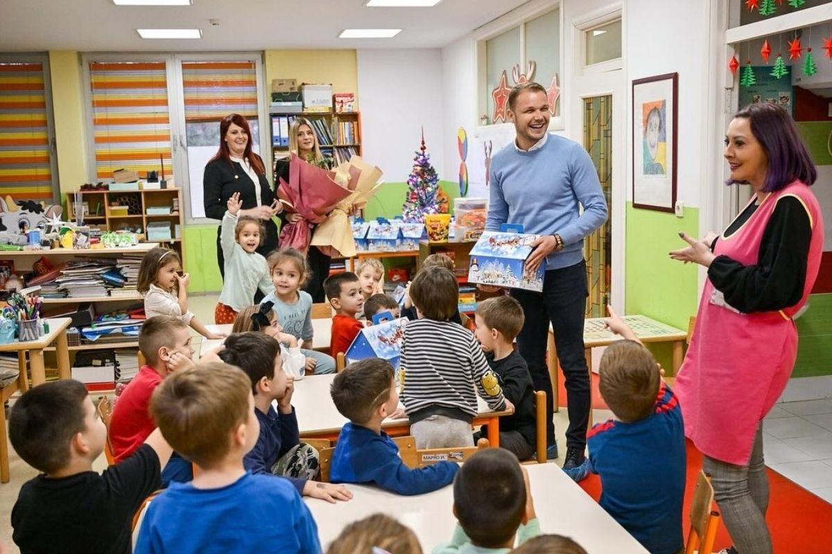 Stanivuković posjetio mališane vrtića "Srna", podijelio im poklone