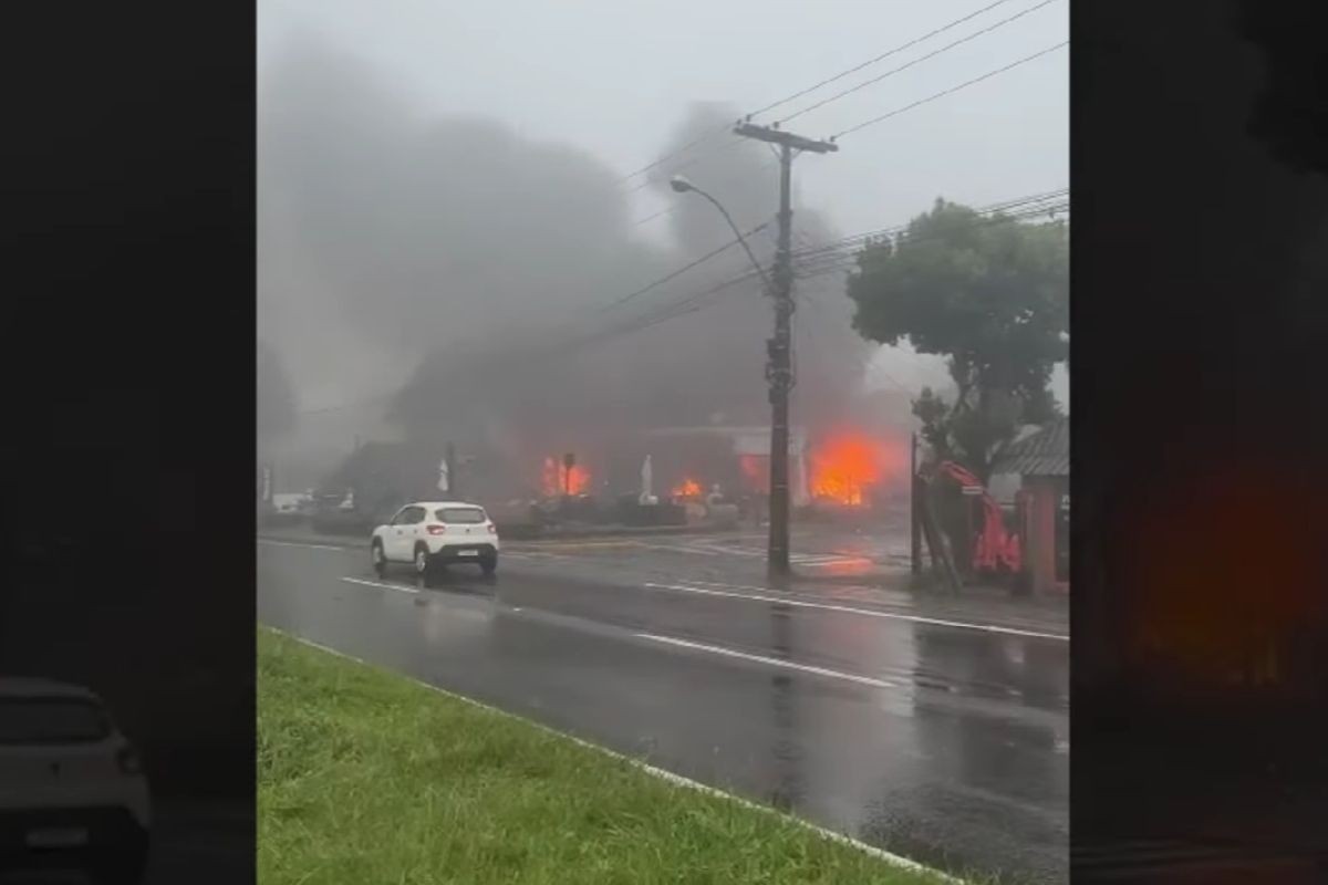 Avion se srušio na prodavnice u Brazilu, nema preživjelih (VIDEO)