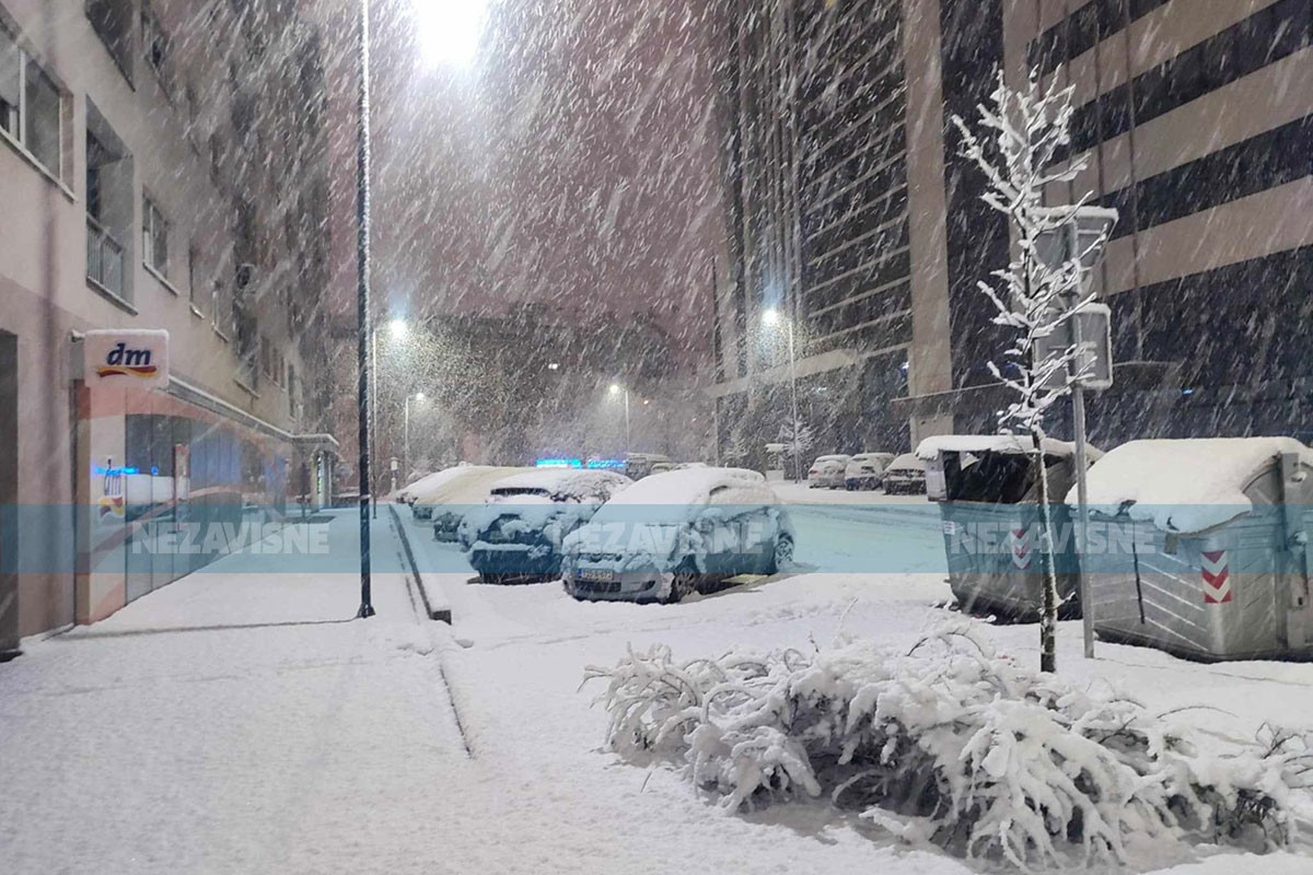 Snijeg zapadao u Banjaluci (FOTO)