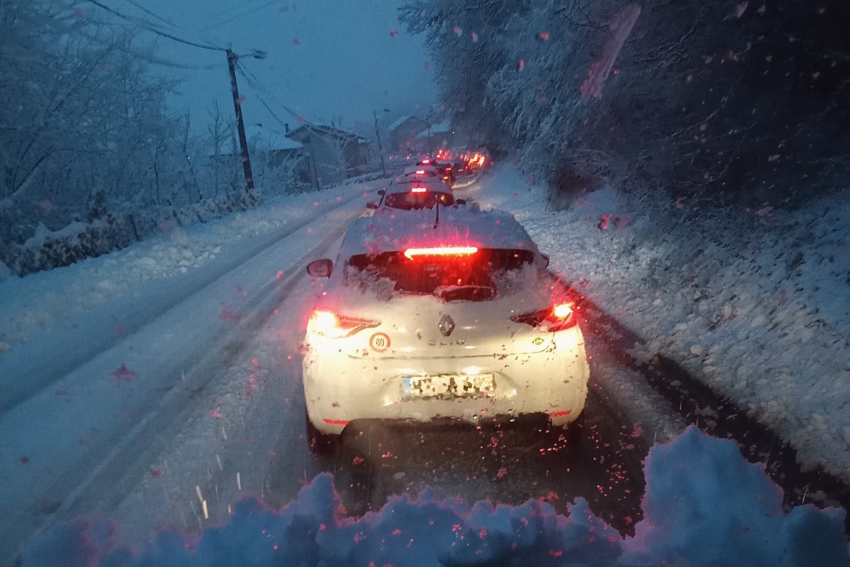 Obustava saobraćaja na nekoliko puteva: Snijeg otežava kretanje