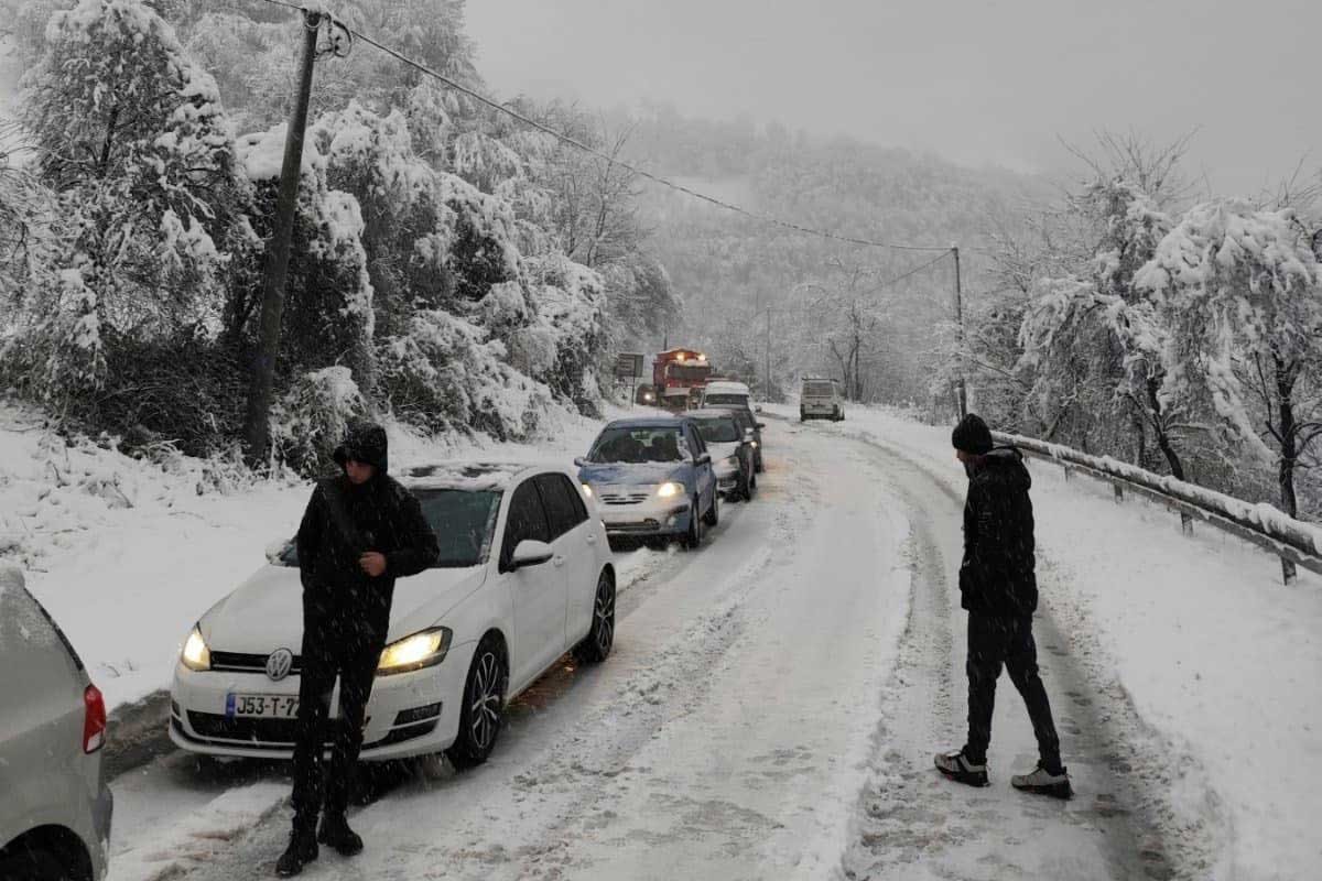 Kolaps na putu Banjaluka-Teslić, palo drvo na put (FOTO)