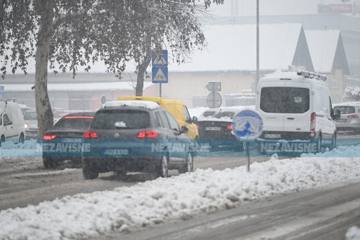 Dva dana snijega pokazala svu slabost sistema: Zatrpani gradovi, nema struje, blokirani putevi