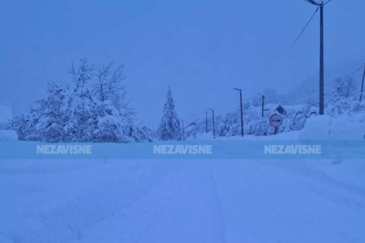 Maslovare paralisane snijegom, magistralni put nije očišćen tri dana (FOTO, VIDEO)
