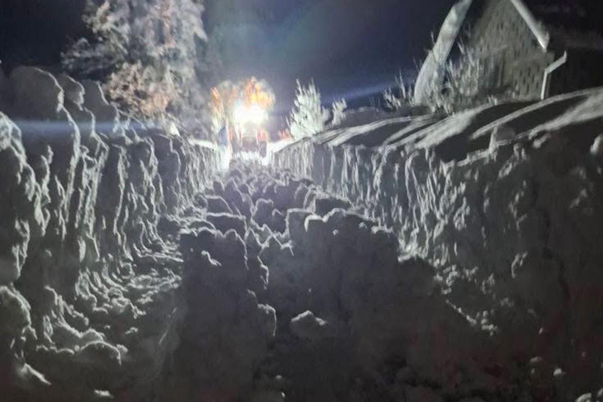 Mještani se kroz snijeg probijali 12 sati (FOTO, VIDEO)