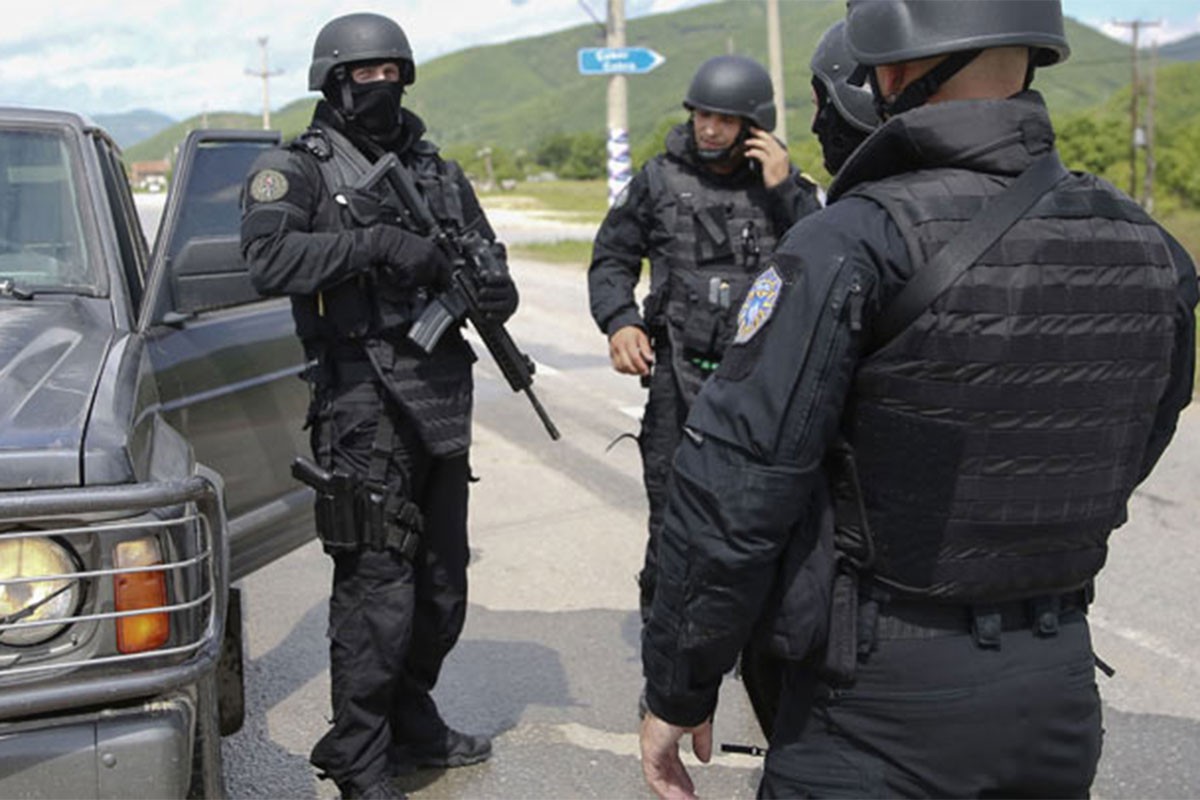 Prištinska policija upala u srpske objekte: Istjerali 70 radnika na ulicu