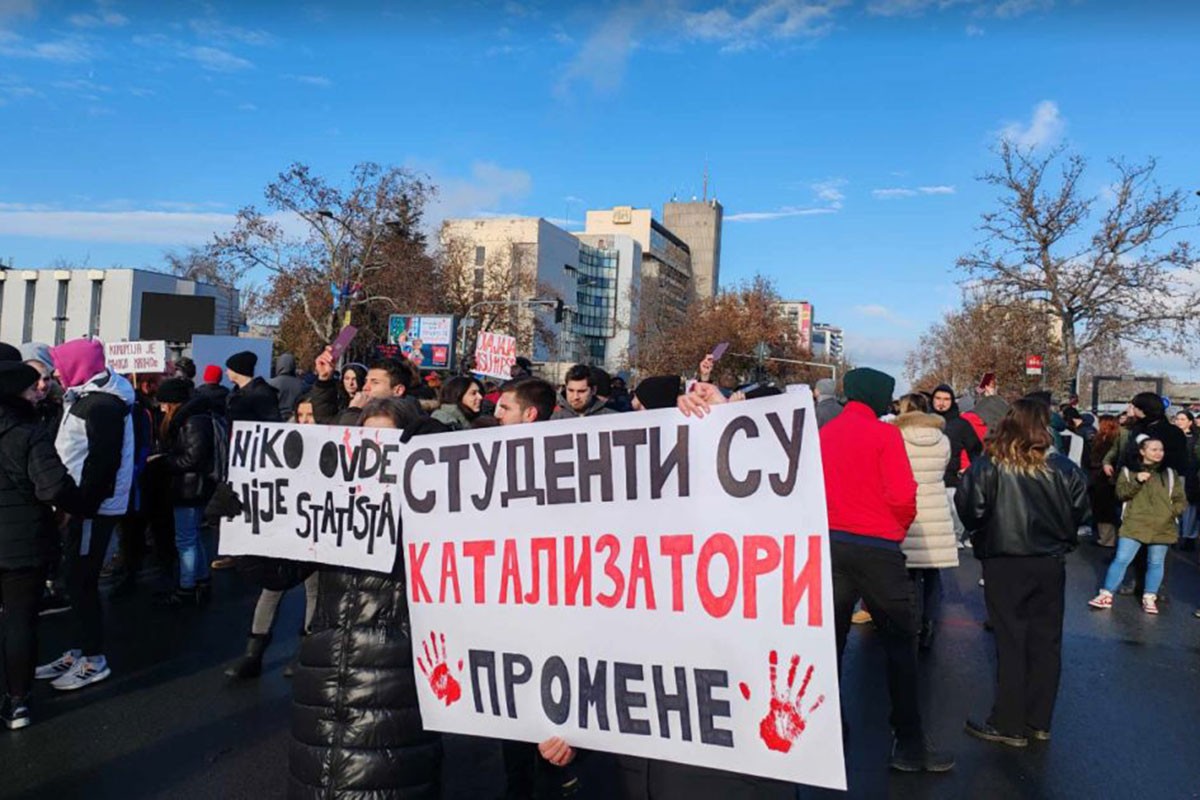 Studenti blokirali raskrsnicu u Novom Sadu: "Indeksi jači od članskih karata" (VIDEO)