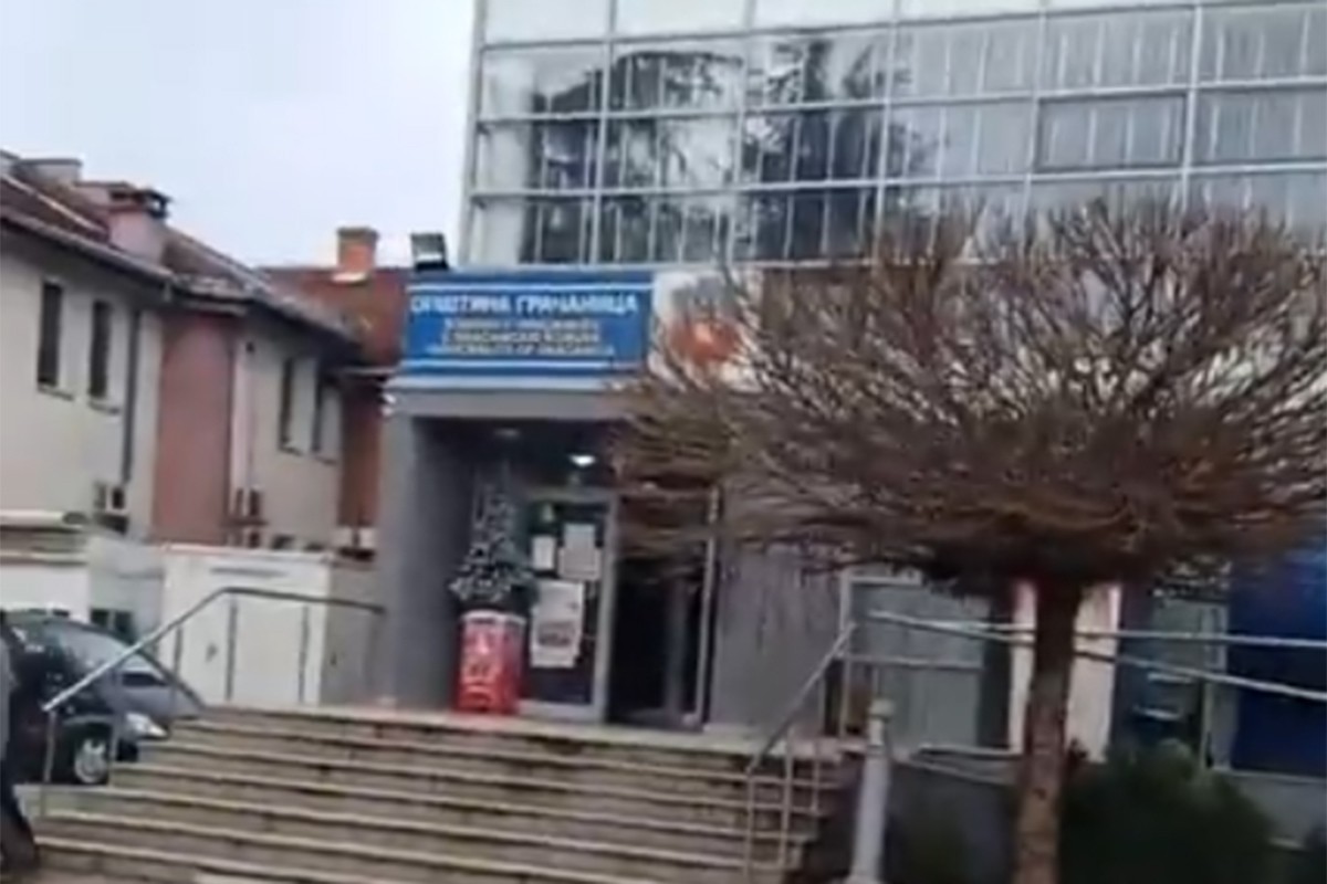 Prištinska policija upala i u zgradu opštine, uhapšena dva službenika