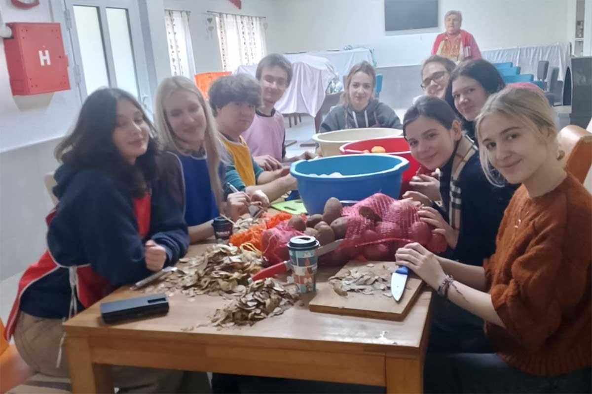 Banjalučki gimnazijalci pripremili obrok za korisnike javne kuhinje (FOTO)