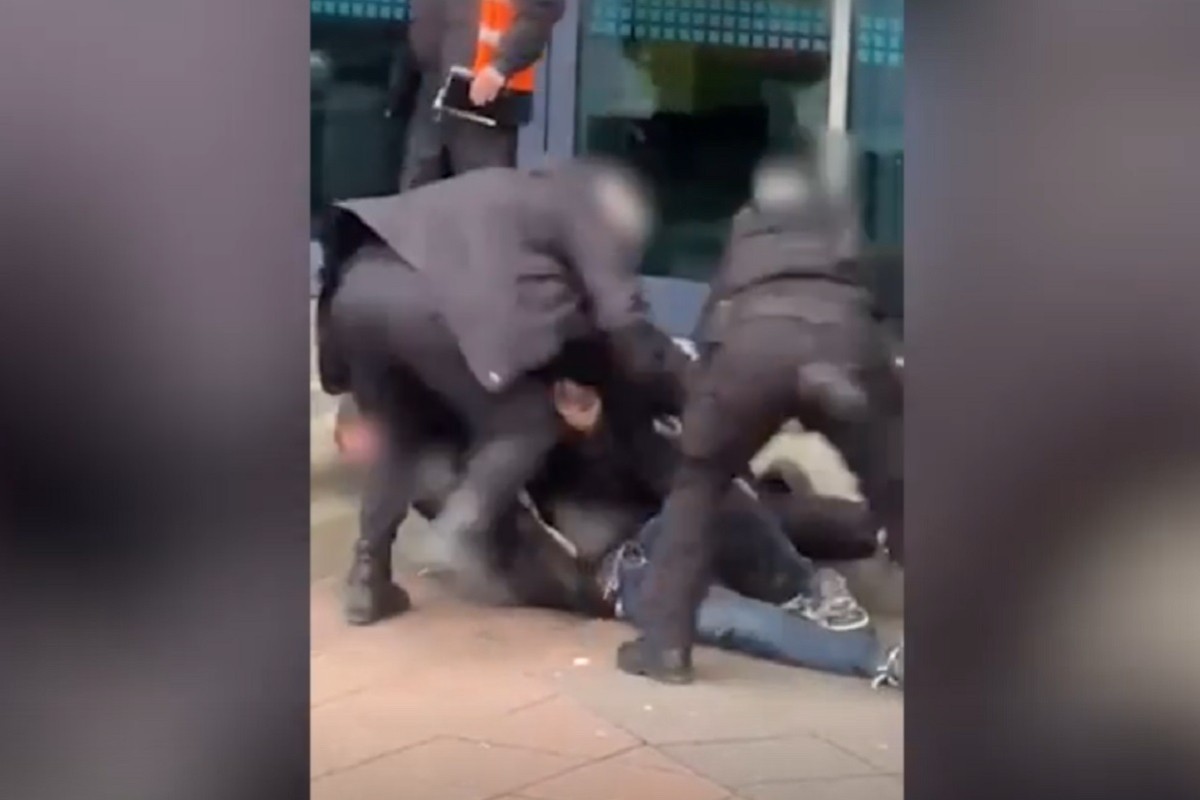 Policajci snimljeni kako šutiraju muškarca na zemlji (VIDEO)