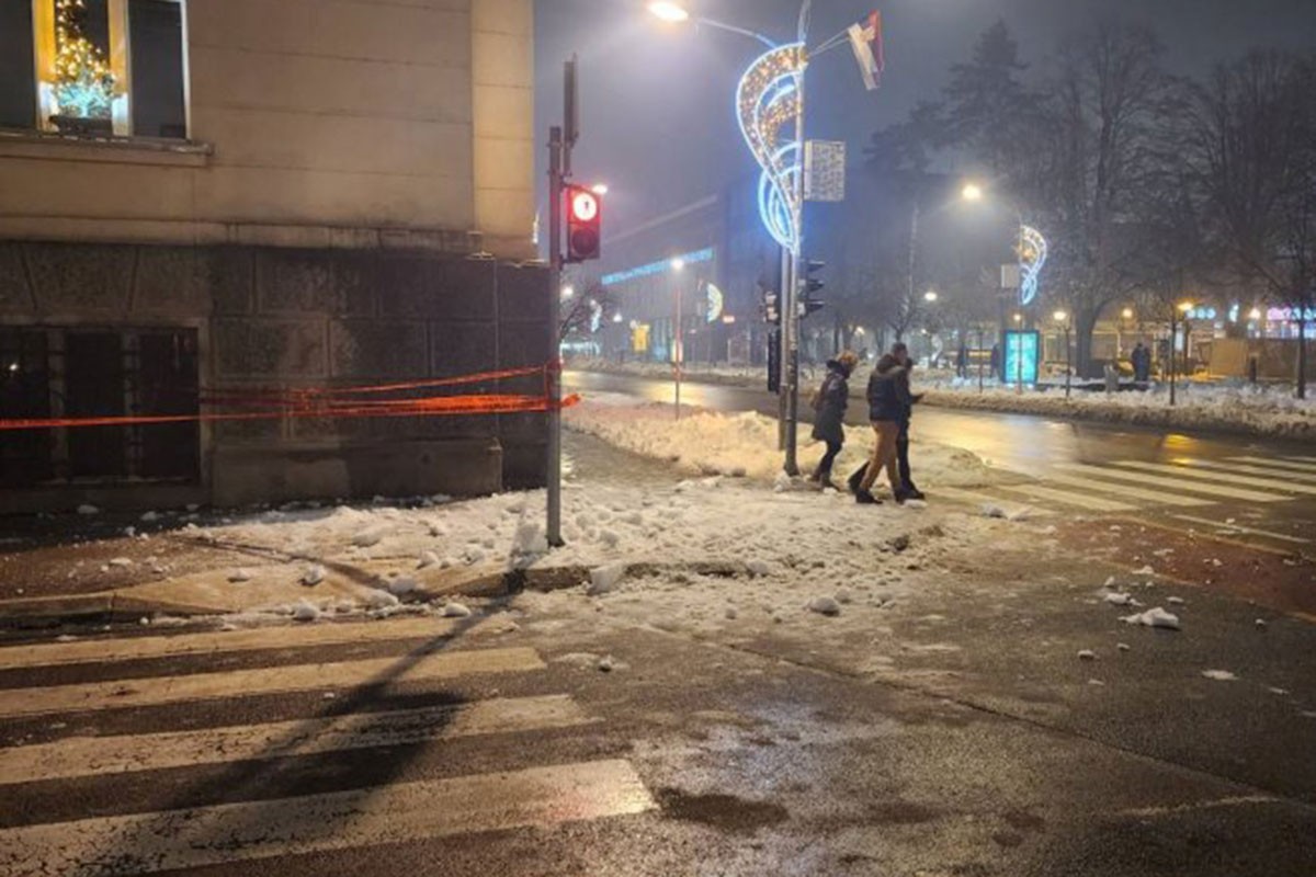 UKC RS: Dječak na koga je pao snijeg sa krova GU Banjaluka žali se na bolove