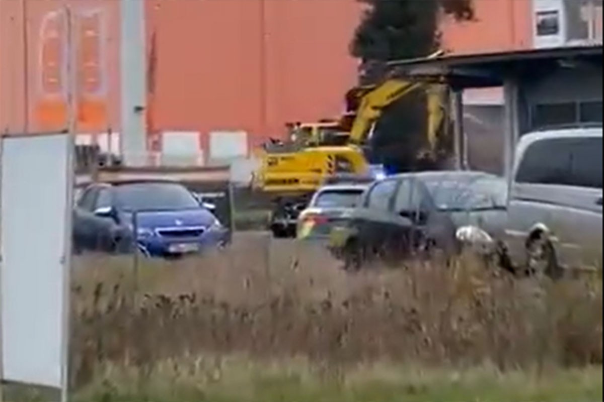 Ubijen muškarac koji je bagerom udarao u automobile (VIDEO)