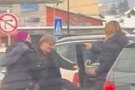 Drama u Bihaću: Tuča žena izazvala zastoj u saobraćaju (VIDEO)