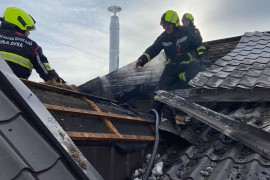 Požar kod Banjaluke: Vatrogasci gasili krov kuće više od dva sata ...