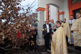 Bogosluženje i nalaganje badnjaka na Paprikovcu, prisustvuje ...