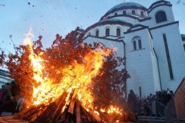 Paljenjem badnjaka ispred Hrama Svetog Save obilježeno Badnje veče