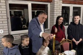 Dodik u krugu porodice proslavlja Badnje veče (VIDEO)