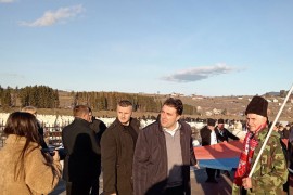 Razvijena zastava Srpske duga 200 metara (FOTO)