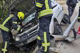 Vozača spasavali vatrogasci i Hitna, završio u bolnici (FOTO)