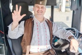 Šofer Velja u narodnoj nošnji oduševio putnike (FOTO)