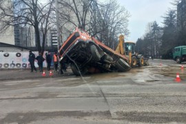 Nesvakidašnja nezgoda u Banjaluci: Kamion upao u rupu na cesti (FOTO)