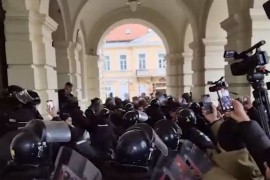 Incidenti ispred Gradske kuće u Novom Sadu, intervenisala i ...