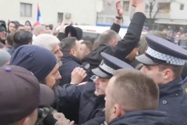 Sukobi s policijom na protestu ispred Tužilaštva u Bijeljini ...