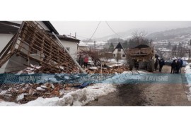 Nesvakidašnji udes: Kamionom mještanima srušio ograde (VIDEO)
