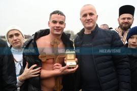 Mihajlo Runjo prvi doplivao do Časnog krsta u Laktašima (FOTO)