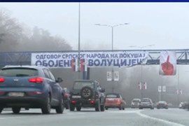 U Beogradu transparenti sa krvavom šakom koja pokazuje srednji prst