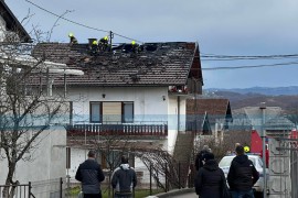 Porodici sa troje djece izgorio krov kuće u Banjaluci (VIDEO)